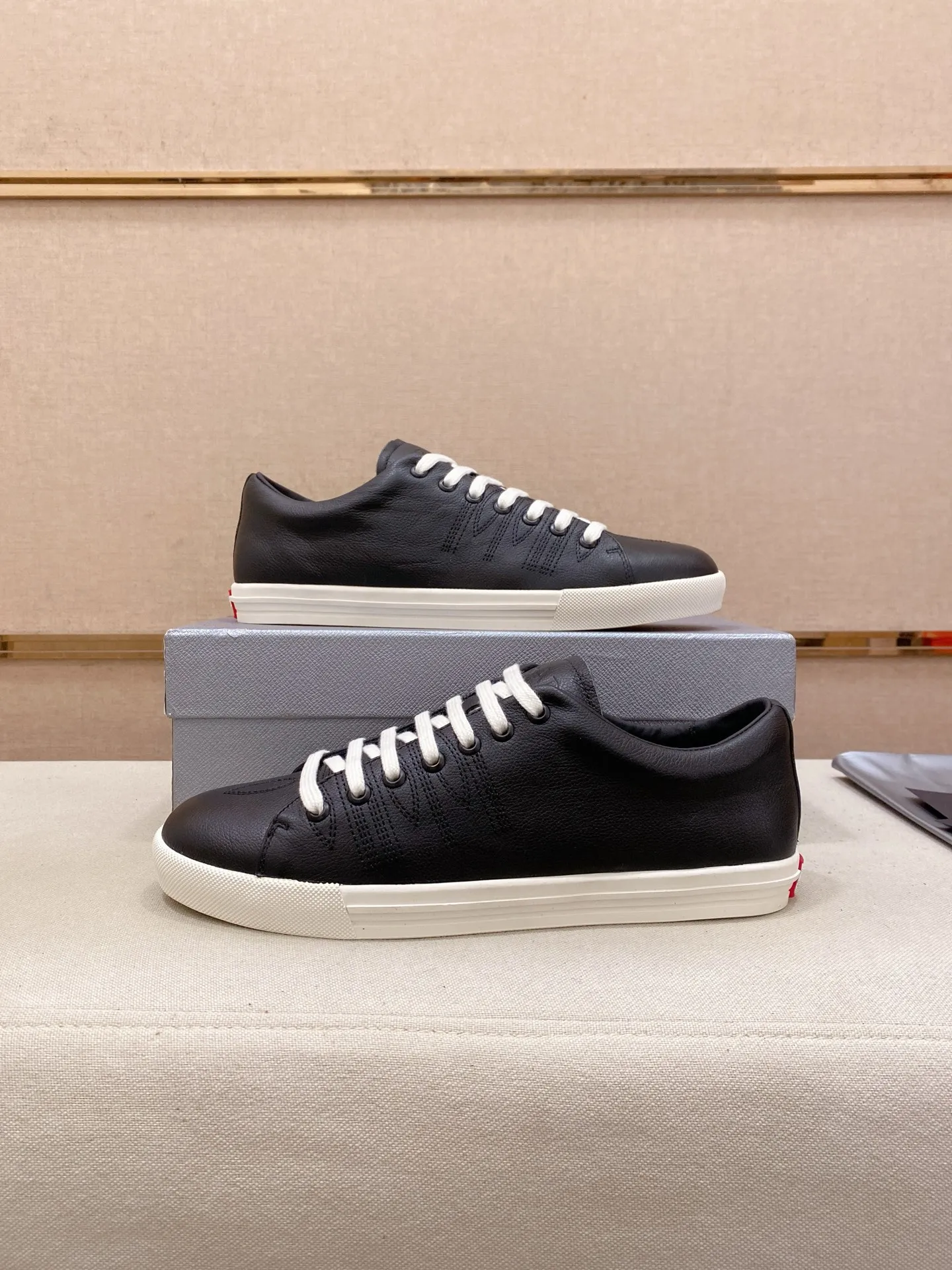 Factory price 560💰 ✔️✔️✔️Higher version High-quality new PRADA (Prada) counters are launched simultaneously. The new men's shoes and 😘fabric are made of selected first-layer cowhide with superb craftsmanship. Lining: Full cowhide lining. 👍🏿 High-end ☄️ air-cushion molded anti-slip rubber outsole, exquisite lines, simple and elegant, comfortable and high-end for leisure travel. Code number: 38 to 45